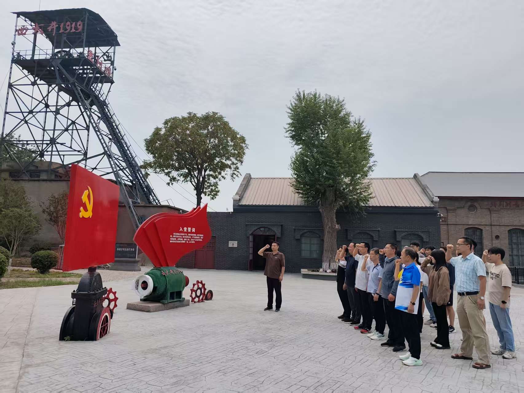 色情片
各支部开展重温入党誓词活动